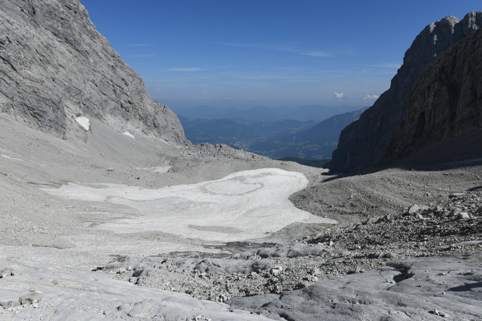 Ein schlechter Witz, Mann: Altschnee und Geröll umrahmen den kleinen Überrest des Watzmann-Gletschers auf über 2000 Metern Höhe.
