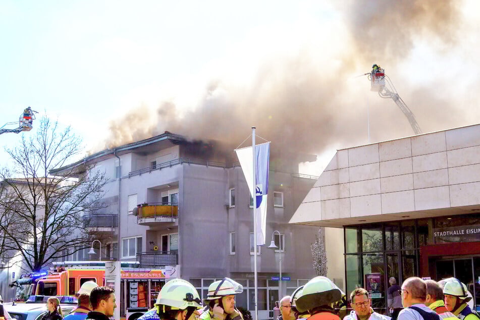 Das Brandobjekt befindet sich in unmittelbarer Nähe zur Stadthalle, in der die Hausbewohner unterkommen konnten.