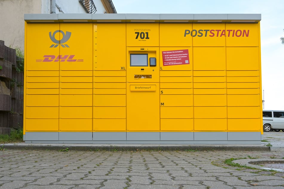 Mithilfe der Postautomaten können Kunden Brief- und Paketmarken ausdrucken, Briefe versenden, Pakete empfangen und versenden.