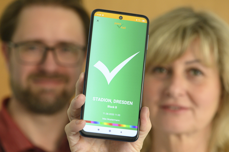 Jörg Meißner (48) und Kathleen Parma (56), die Entwickler der App "pass4all" des gleichnamigen Dresdener Start-Ups, blicken dem Start der neuen Schnittstelle im Freistaat skeptisch entgegen. (Archivbild)