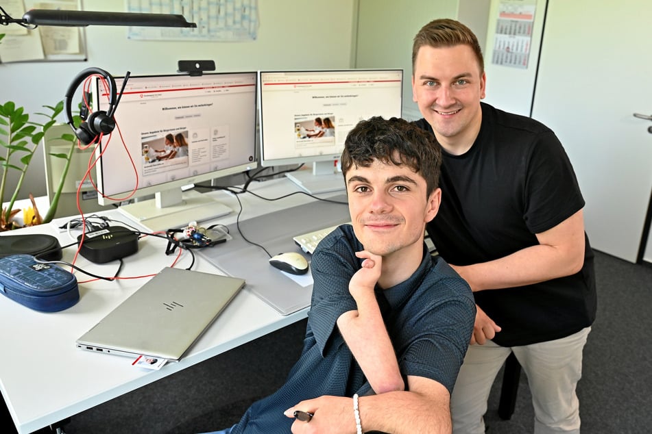 Justin Gondal (23, v.) absolviert seine Ausbildung bei der Arbeitsagentur – Sprecher Eric Bader (32) sieht darin auch ein wichtiges Signal für mehr Inklusion im Berufsleben.