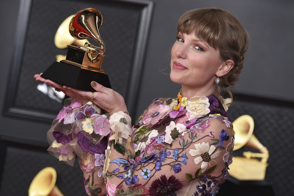 Sängerin Taylor Swift (31) mit ihrer Auszeichnung für das "Album des Jahres".