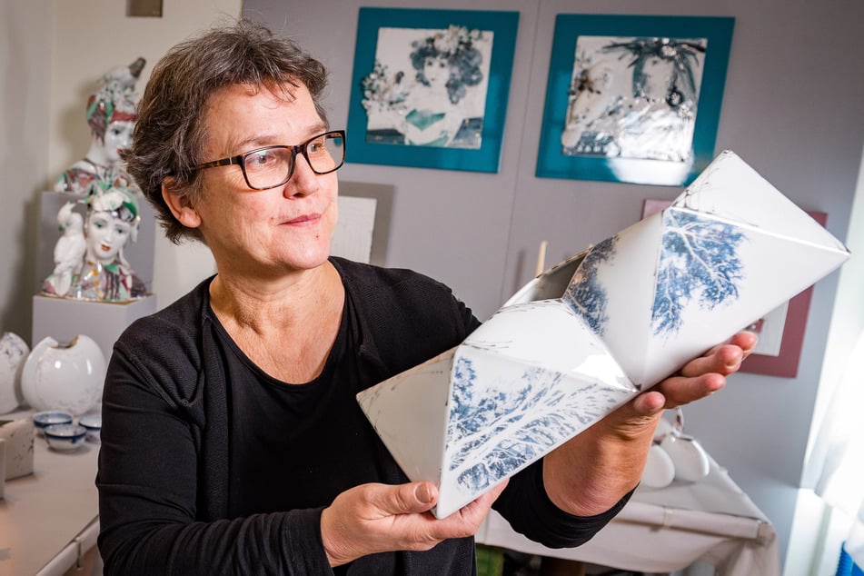Porzellankünstlerin Sabine Wachs (62) hält eine moderne Vase in den Händen.