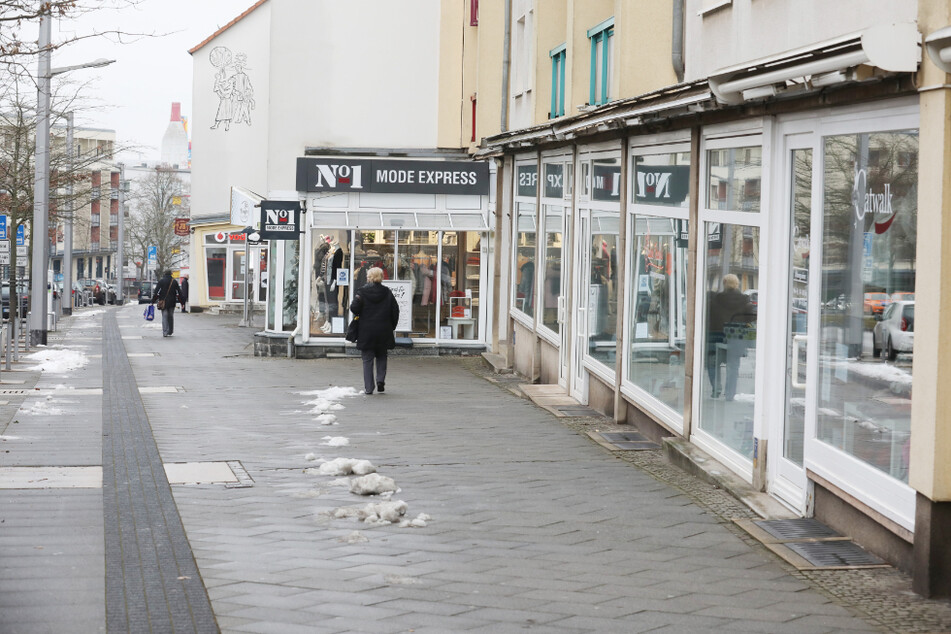Blick auf eine nahezu menschenleere Einkaufsstraße in Erfurt. In Thüringen wird der Lockdown um mehrere Tage verlängert.