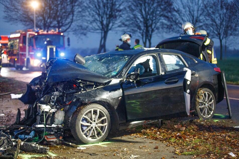 Die Insassen wurden bei dem Unfall im Auto eingeklemmt.