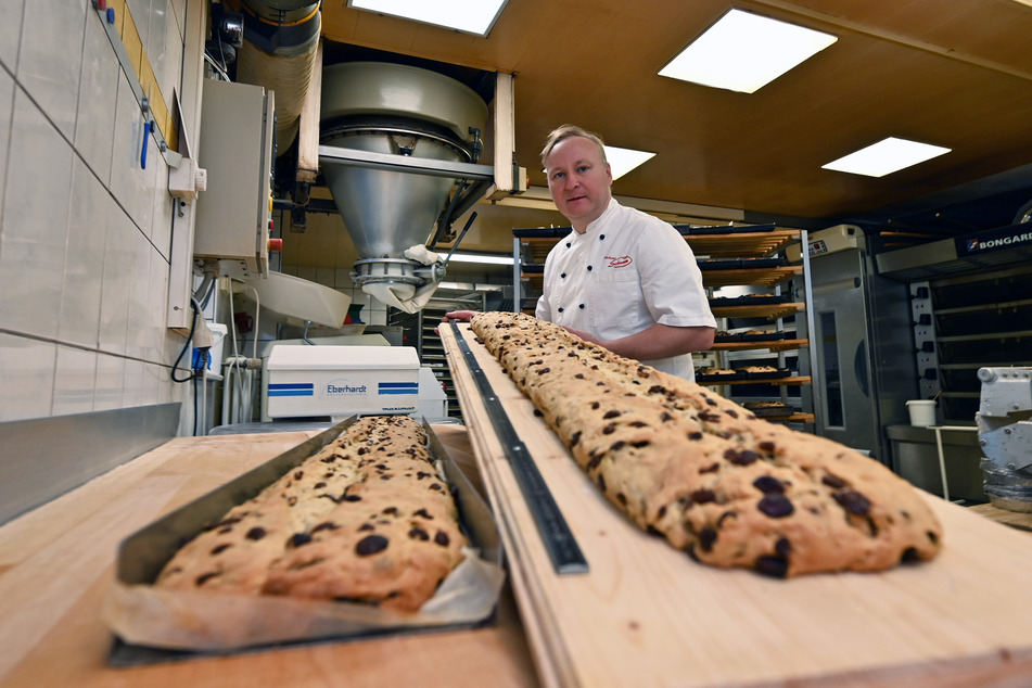 René Buschmann von der Bäckerei Schramm hat seinen Teil für den Riesenstollen schon vorbereitet.
