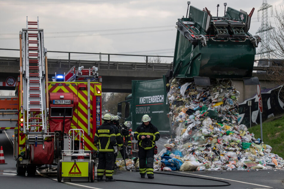 Nachdem die Ladung auf die Straße gekippt wurde, konnten die Einsatzkräfte daran gehen, den Müll zu löschen.