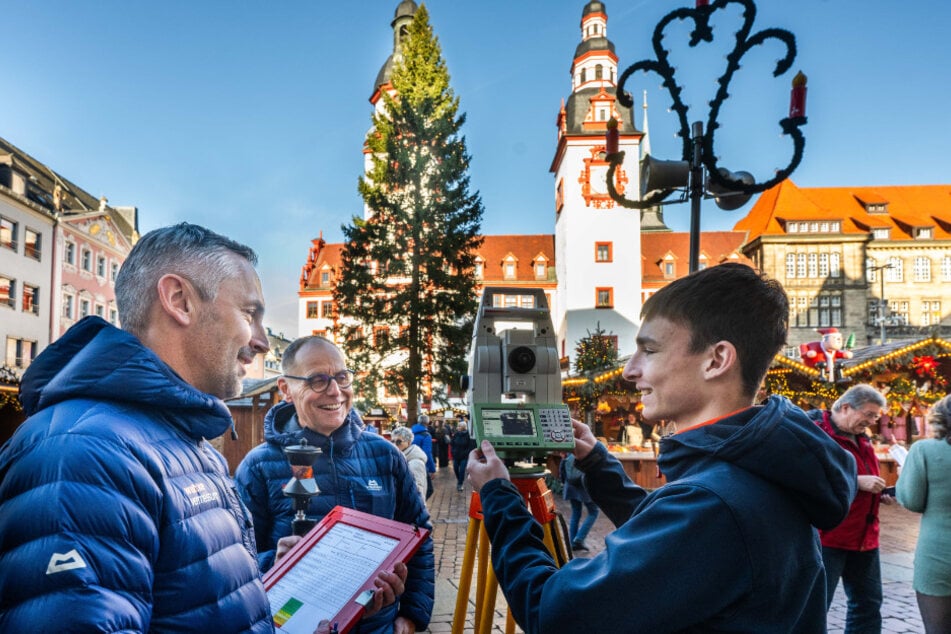 Sachsens größter Weihnachtsbaum 2025 wurde erneut die Fichte in Chemnitz.