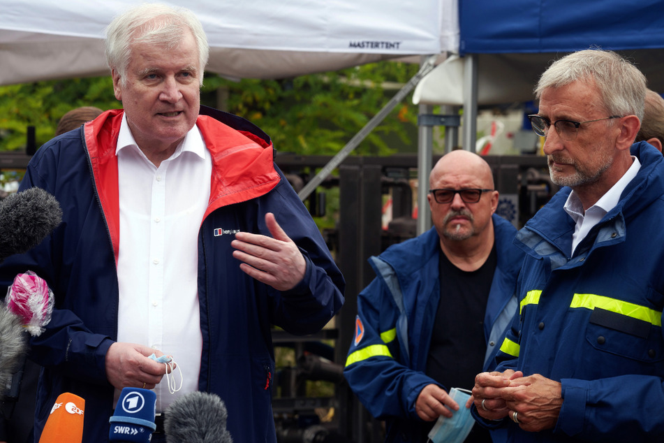 Bundesinnenminister Horst Seehofer (72, CSU) und Armin Schuster haben sich das Ausmaß der Zerstörungen in Bad Neuenahr angesehen.