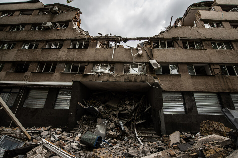 In der ukrainischen Stadt Mykolajiw wurden in den vergangenen Tagen Gebäude wie Hotels, Häuser und Universitäten von russischen Raketen angegriffen und zerstört. Sie ist eine der am meisten angegriffenen Städte des Landes.