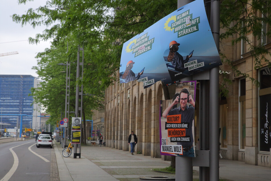 Beschädigte Grünen-Plakate an der Wilsdruffer Straße.