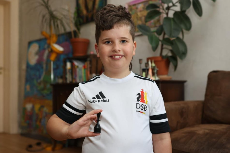 Die Erfolgsgeschichte des jungen Schachtalents Hugó Keleti (9) geht weiter: Nach der Teilnahme an der Weltmeisterschaft im vergangenen Jahr hat sich der Leipziger 2026 für die Europameisterschaft qualifiziert.