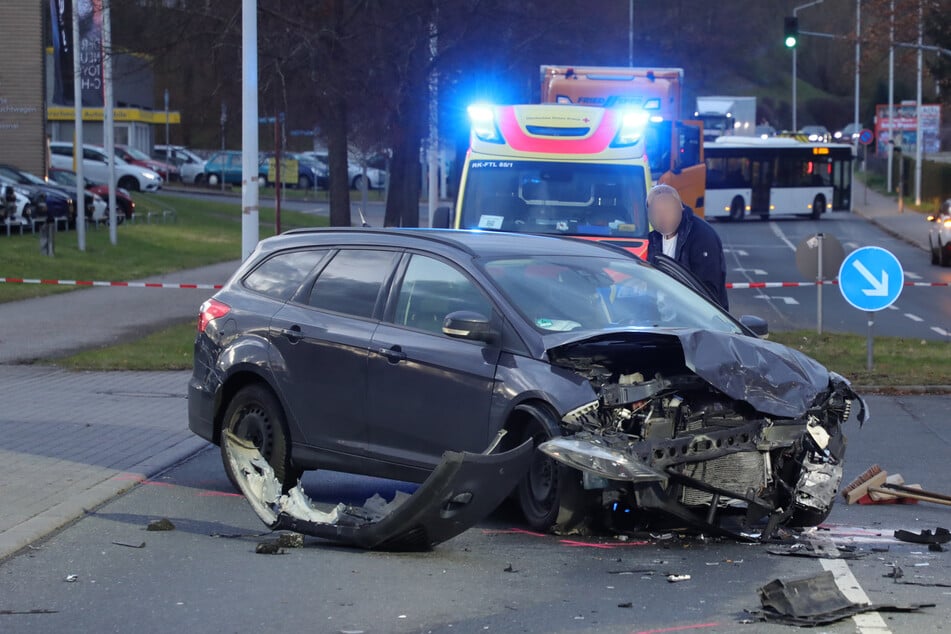 Vermutlich Totalschaden: Der Ford Focus nach dem Unfall.