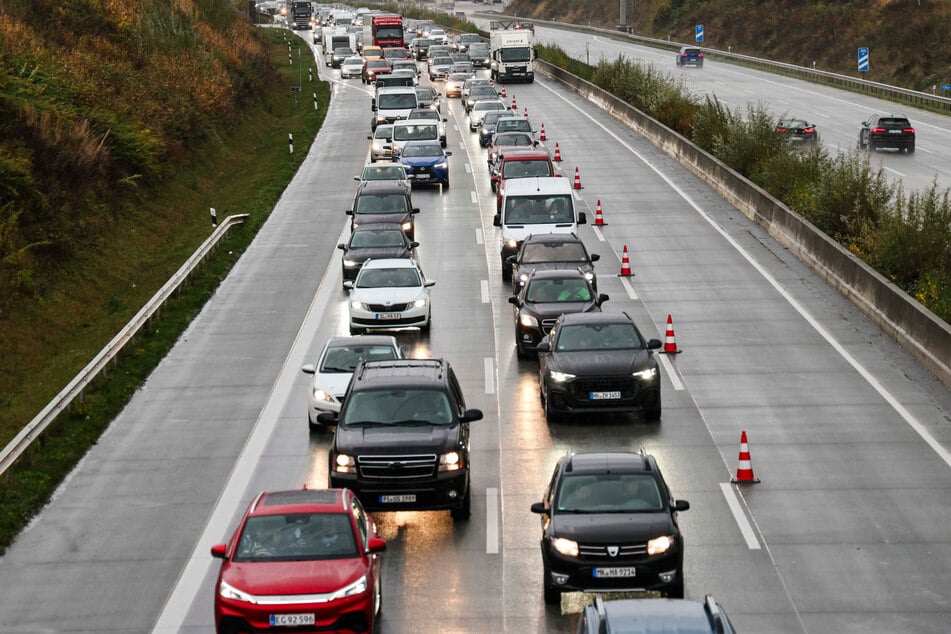 Unfall A71: Vollsperrung dauert weiter an: Umgekippter Sattelzug auf A71