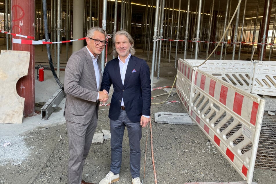 Noch ist es Baustelle, bald soll hier wieder Leben einziehen: Wöhrl-Chef Thomas Weckerlein (57, l.) und CMC-Geschäftsführer Martin Lange (57) in der früheren Galeria-Kaufhof am Neumarkt.