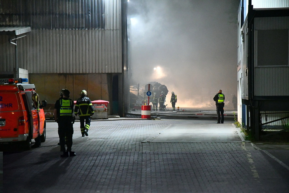 Hamburg: Dunkler Rauch über Hamburg! Feuerwehr kämpft gegen Flammen