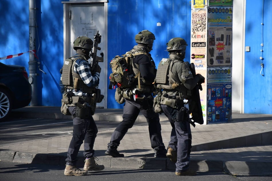 Spezialkräfte der Polizei rückten nach dem Vorfall am Dong-Xuan-Center in Berlin-Lichtenberg an.