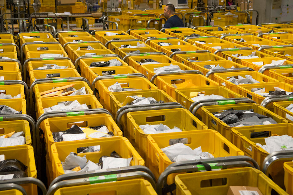 Dicht an dicht stehen Container mit Postsendungen im Internationalen Postzentrum (IPZ) am Flughafen in Frankfurt am Main.