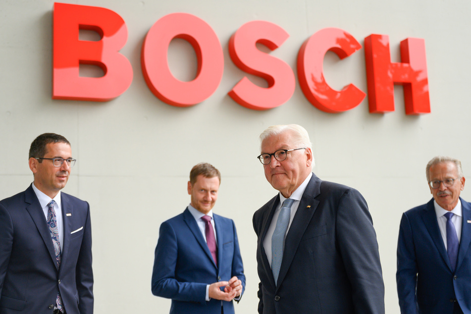 Bundespräsident Frank-Walter Steinmeier (65, SPD, 2.v.r.) besuchte im Zuge seiner Besuchsreihe "Industrielle Leuchttürme in Ostdeutschland" das neue Halbleiter-Werk von Bosch in Dresden.
