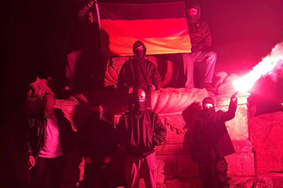 Sie posieren vermummt und mit Bengalos: Neonazis der "Letzten Verteidigungswelle", unter ihnen Devin K. (21) aus Meißen.