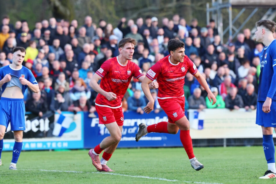 FSV-Torschütze Cemal Sezer (r.).