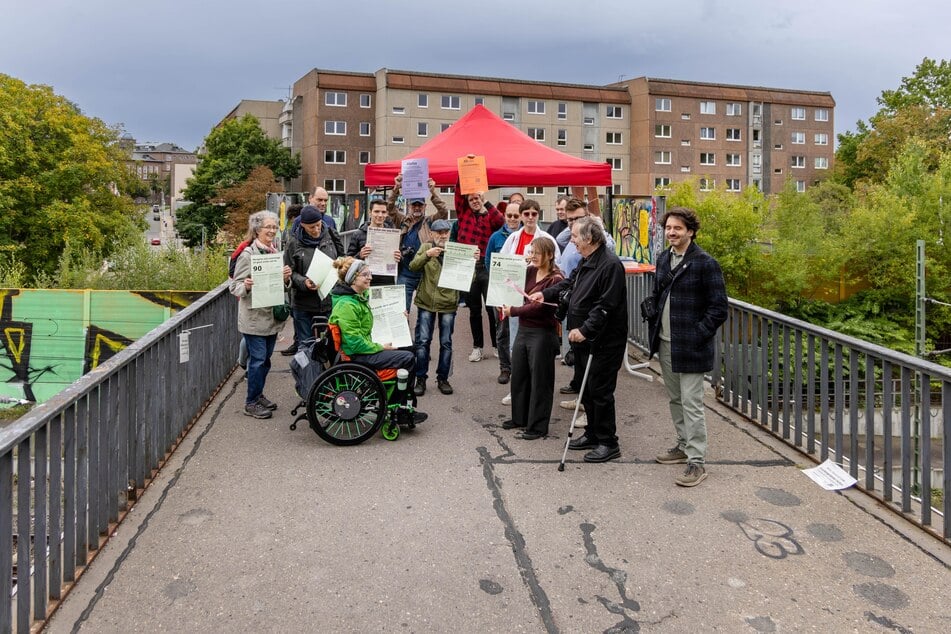 Mit Plakaten und Informationen warb das "Bündnis Brücke" für eine barrierefreie Verbindung zwischen Sonnenberg und Innenstadt.