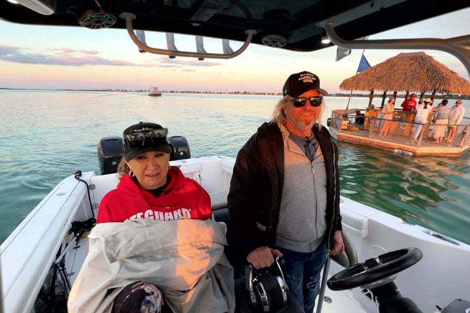 Carmen (57) und Robert Geiss (58) wollen sich noch einmal wie 18 fühlen. In Miami schippern sie mit ihrer "Donzi" an der Küste entlang.