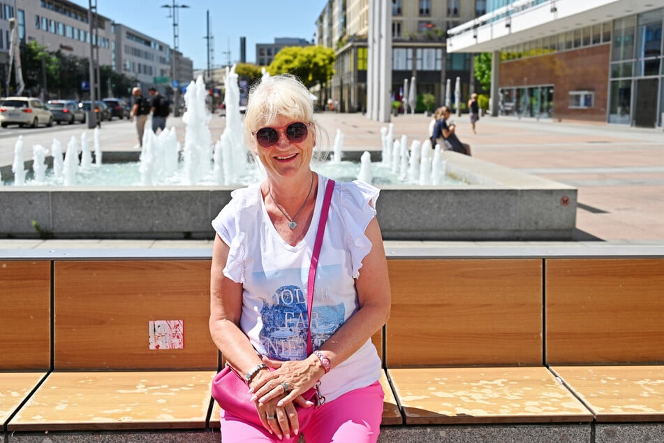 Regina Gableske (64) genießt die Sonne vor dem Kulturpalast nur für wenige Minuten. Die Hitze wird schnell unerträglich.