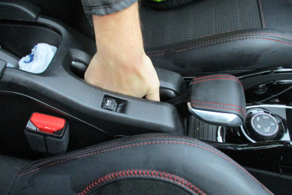Das Bild zeigt die nachgestellte Notfallsituation in dem Original-Auto der Frau.