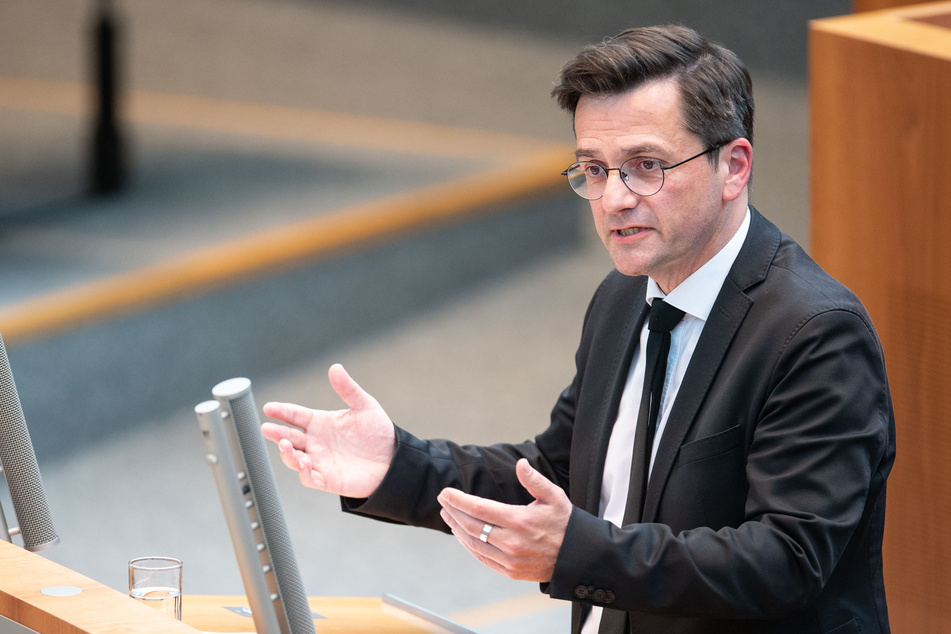 Der NRW-SPD-Fraktionsvorsitzende Thomas Kutschaty (53) will die Wirte entscheiden lassen.