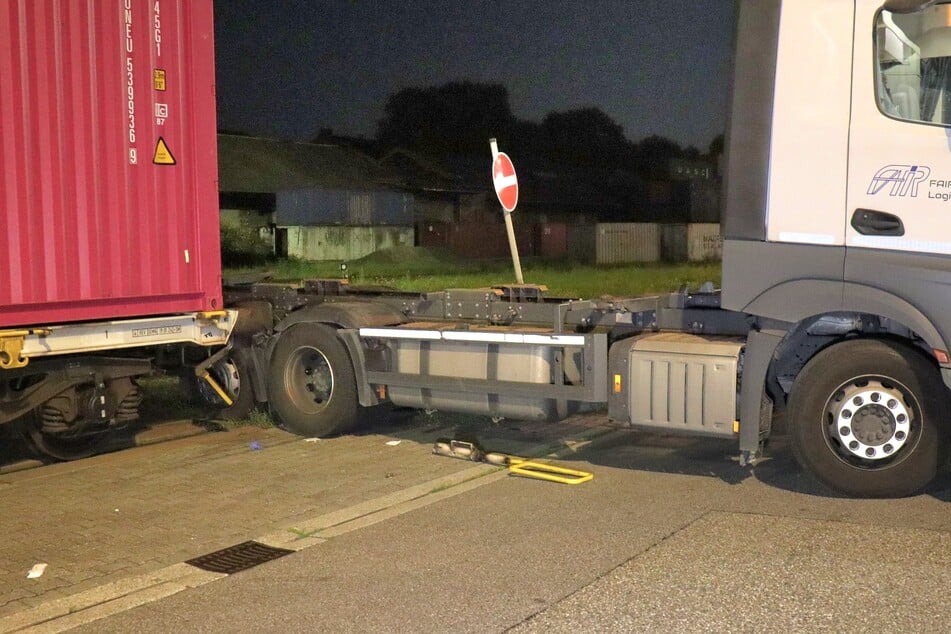 Auch ein warnendes Verkehrsschild am Unfallort konnte den Crash nicht mehr verhindern.