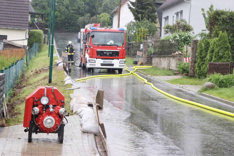 Feuerwehrleute sind nach heftigen Regenfällen Anfang Juni in Gierstädt im Einsatz. Nach verregneten Wetteraussichten könnten die Feuerwehren am Wochenende erneut ausrücken.