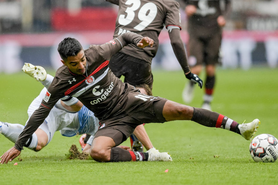 Sami Allagui (34), hier im Trikot seines Ex-Klubs FC St. Pauli, ist in der Ü32 von Hertha BSC einer der Sturmpartner von Karim Benyamina. Im Pokalspiel gegen den SSV Köpenick-Oberspree knipste der ehemalige Bundesliga-Stürmer gleich acht Mal. (Archivfoto)