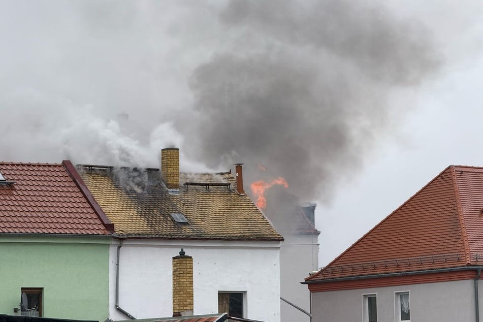 Das Feuer war aus bislang noch ungeklärter Ursache im Dachstuhl einer Doppelhaushälfte ausgebrochen.