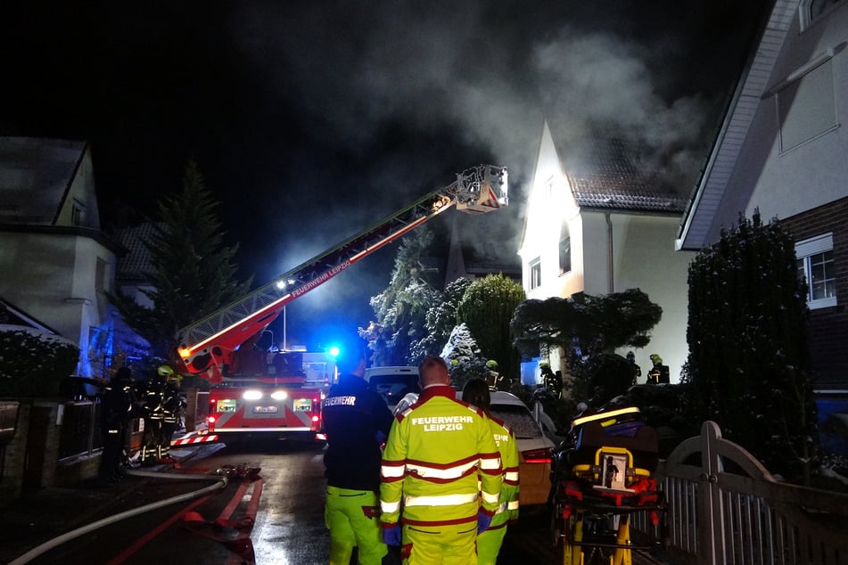 In diesem Mehrfamilienhaus in der Moltrechtstraße brannte es in der Nacht zu Samstag. Mehrere Menschen wurden verletzt. Die Polizei ermittelt zur Ursache.