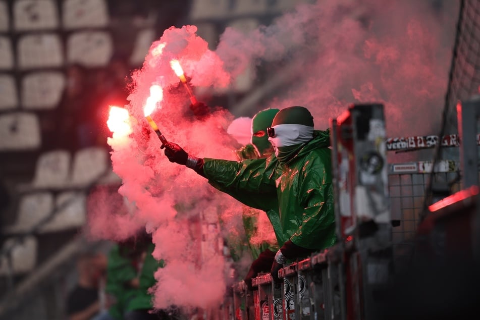 VfL-Anhänger zünden Bengalos.