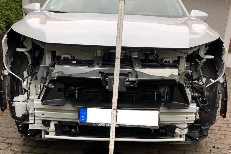 Die Täter machten sich über Nacht am Mitsubishi zu schaffen.