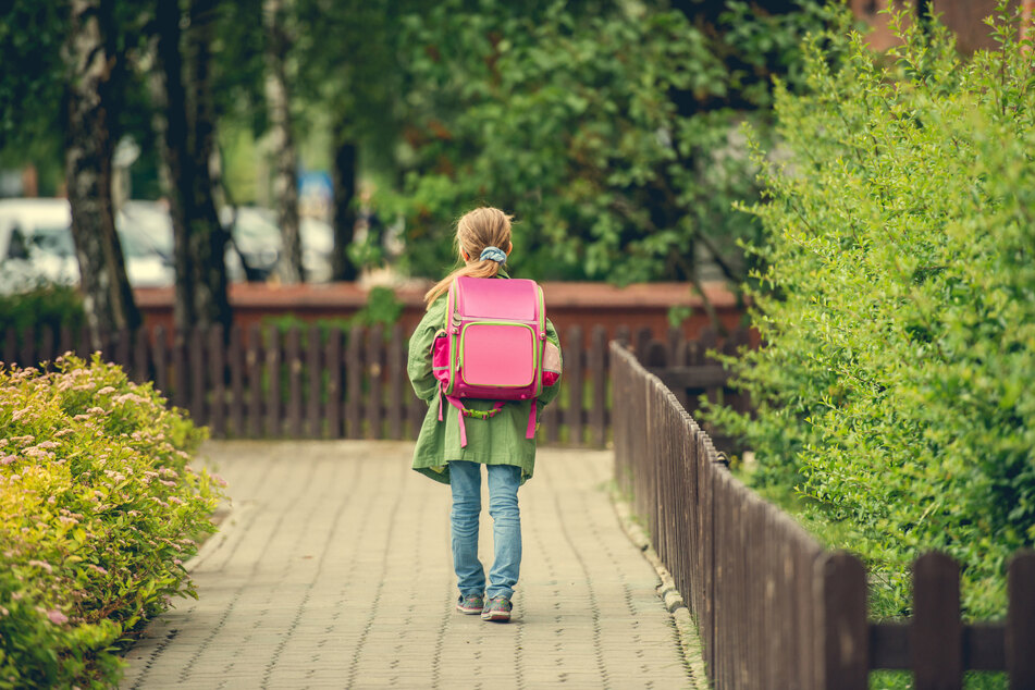 Ein Schulkind geht alleine einen Weg entlang. (Symbolbild)