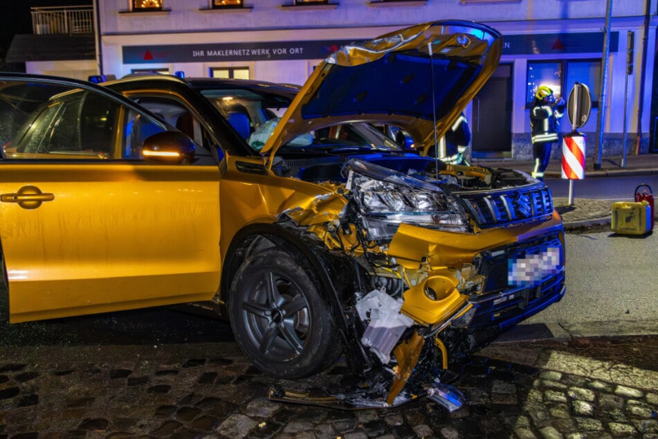 Suzuki kracht gegen geparkten Transporter: Zwei Personen verletzt