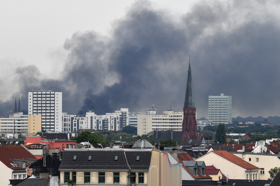 Dunkler Rauch steigt während der G20-Ausschreitungen über Hamburg auf.