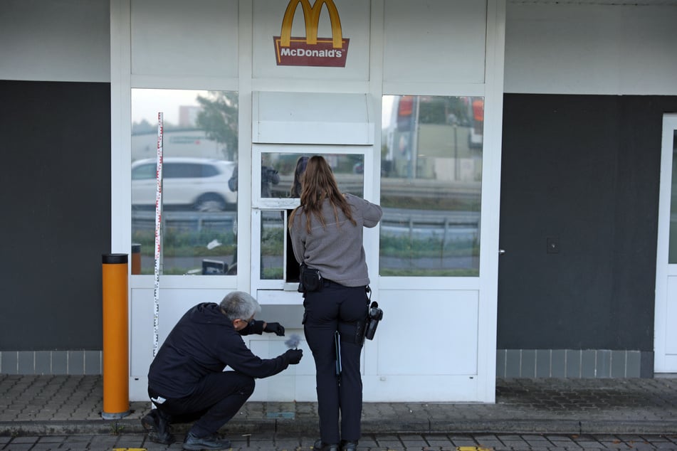 Ermittler sicherten Spuren an der McDonald's-Filiale in Rostock.