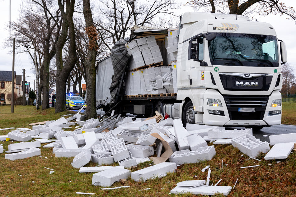 50.000 Euro Schaden nach Unfall im Vogtland: Laster bleibt an Baum hängen und verliert Ware