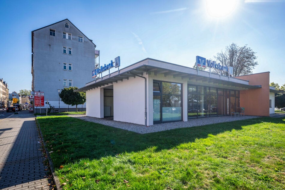 Viele der Trinker sollen vom Thomas-Mann-Platz hinter die Volksbank an der Dresdner Straße gezogen sein.