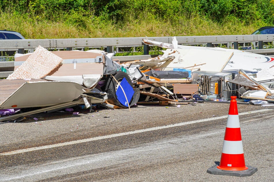 Ziemlich viel Material landete nach dem Unfall auf der A96.