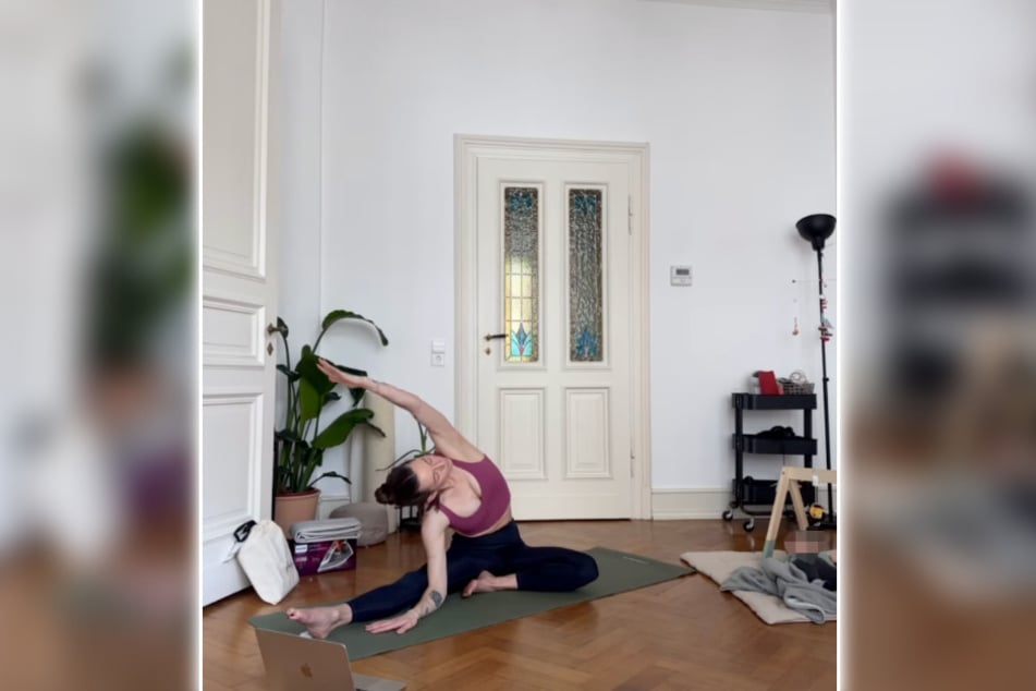 Selbst Yoga macht die Influencerin neben ihrem Sohn.