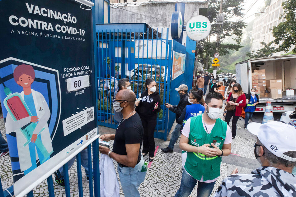 Zahlreiche Menschen warten in einer Schlange vor einem Zentrum in São Paulo, um sich mit dem Vakzin von BioNTech/Pfizer impfen zu lassen.