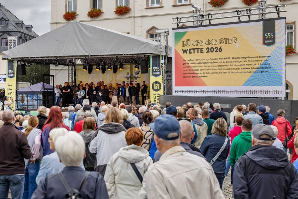 Insgesamt 61 Einwohner, die dieses Jahr 55 werden und seit fünf Jahren in Schneeberg wohnen, kamen auf die Bühne.