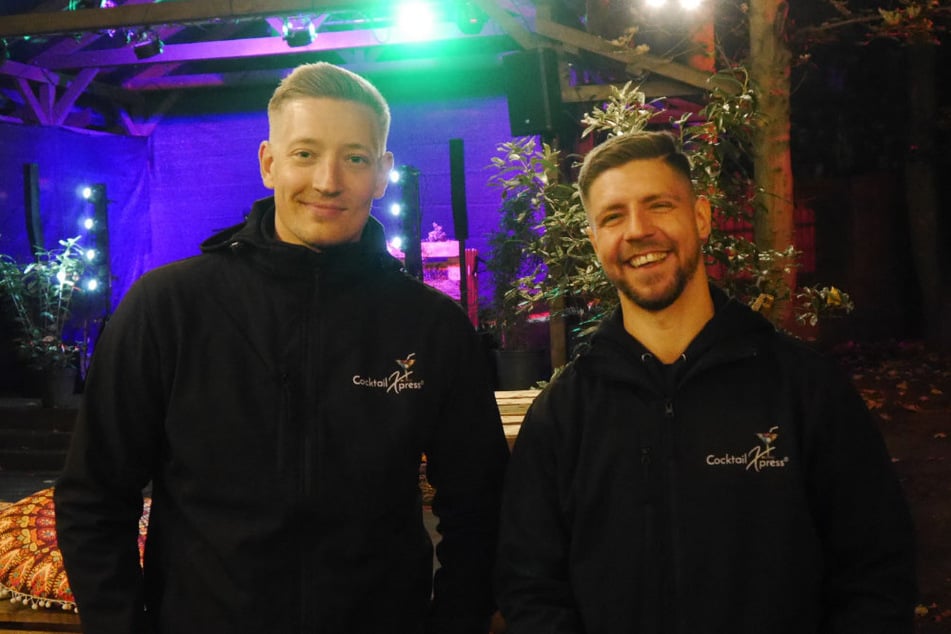 Erik Merkel (l.) und Robert Mänl hatten die Idee zu einem Cocktail-Automaten, als sie im Magdeburger Steakhaus Toro Grosso essen waren.