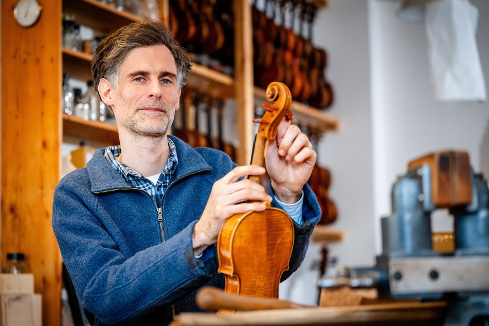 Geigenbauer Jakob Rechenberg (44) ist seit 2012 mit seiner Werkstatt am Standort vertreten. Neben Reparaturen baut er auch neue Instrumente.