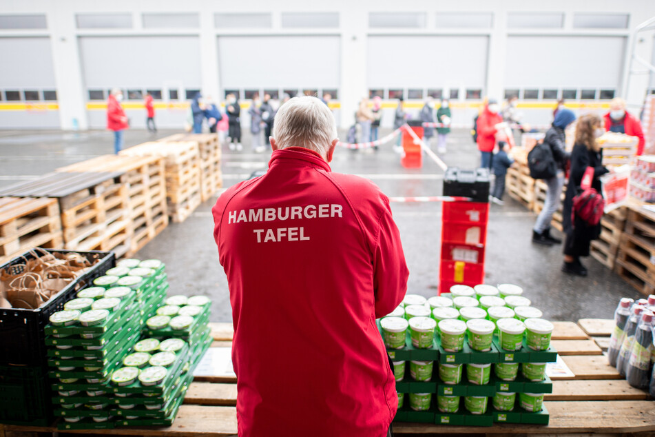 Die ehrenamtlichen Helfer der Hamburger Tafel bekommen mehrere Krisen gleichzeitig zu spüren.